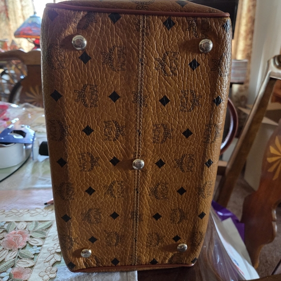 MCM DUFFLE OVERNGHT BAG/ COA. - Picture 7 of 8